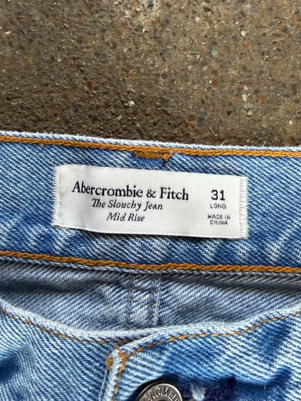 Abercrombie & Fitch The Slouchy Jean Mid Rise in Medium Wash Size 31 Long Denim - Picture 9 of 10